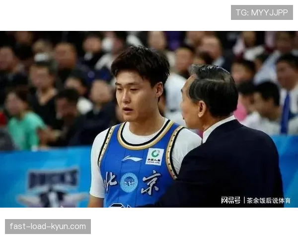 赵睿上场粗犷得能吓人,下场被伺候得像阔少,看到这一幕我尬笑了 赵睿上场粗犷得能吓人,下场被伺候得像阔少,看到这一幕我尬笑了